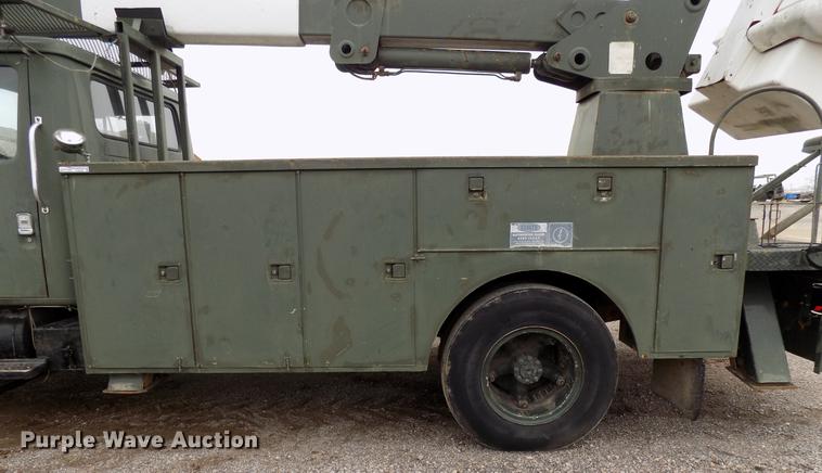 image for item FQ9208 1986 International S1700/1754 bucket truck