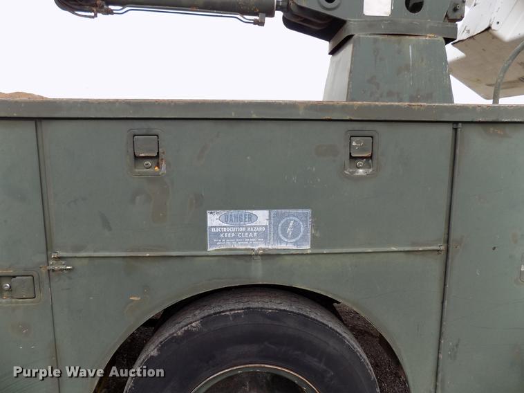 image for item FQ9208 1986 International S1700/1754 bucket truck