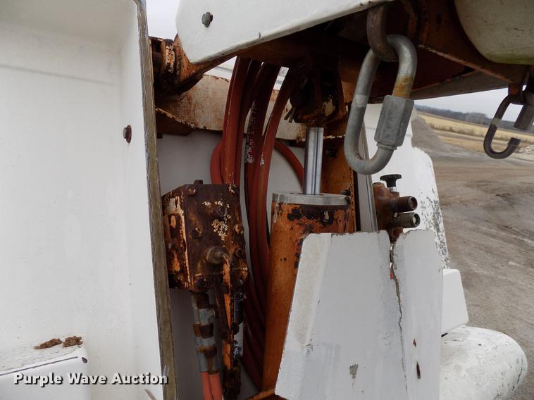 image for item FQ9208 1986 International S1700/1754 bucket truck