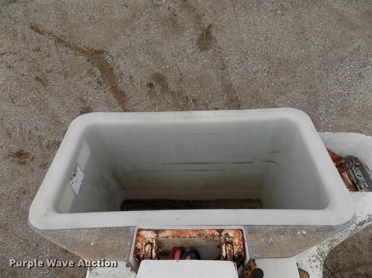 image for item FQ9208 1986 International S1700/1754 bucket truck