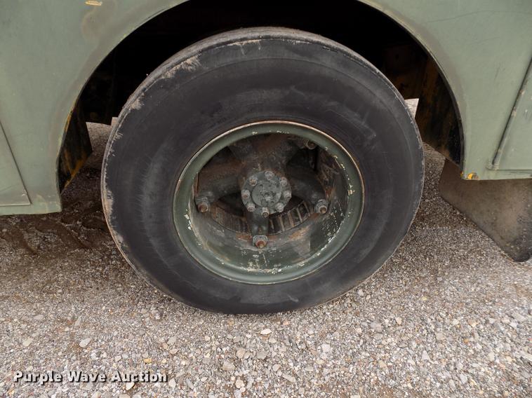 image for item FQ9208 1986 International S1700/1754 bucket truck