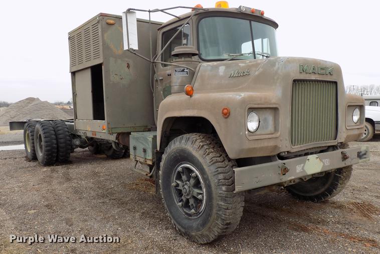 image for item FQ9209 1983 Mack DM492S truck cab and chassis