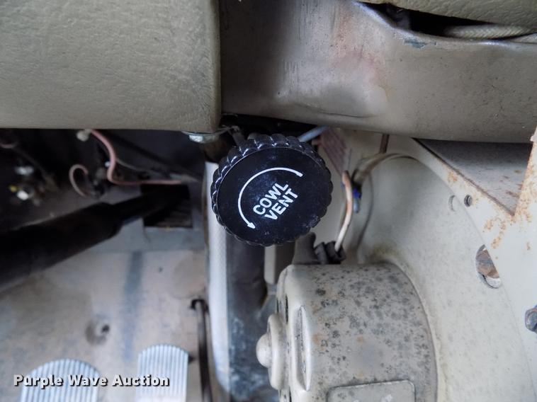 image for item FQ9209 1983 Mack DM492S truck cab and chassis