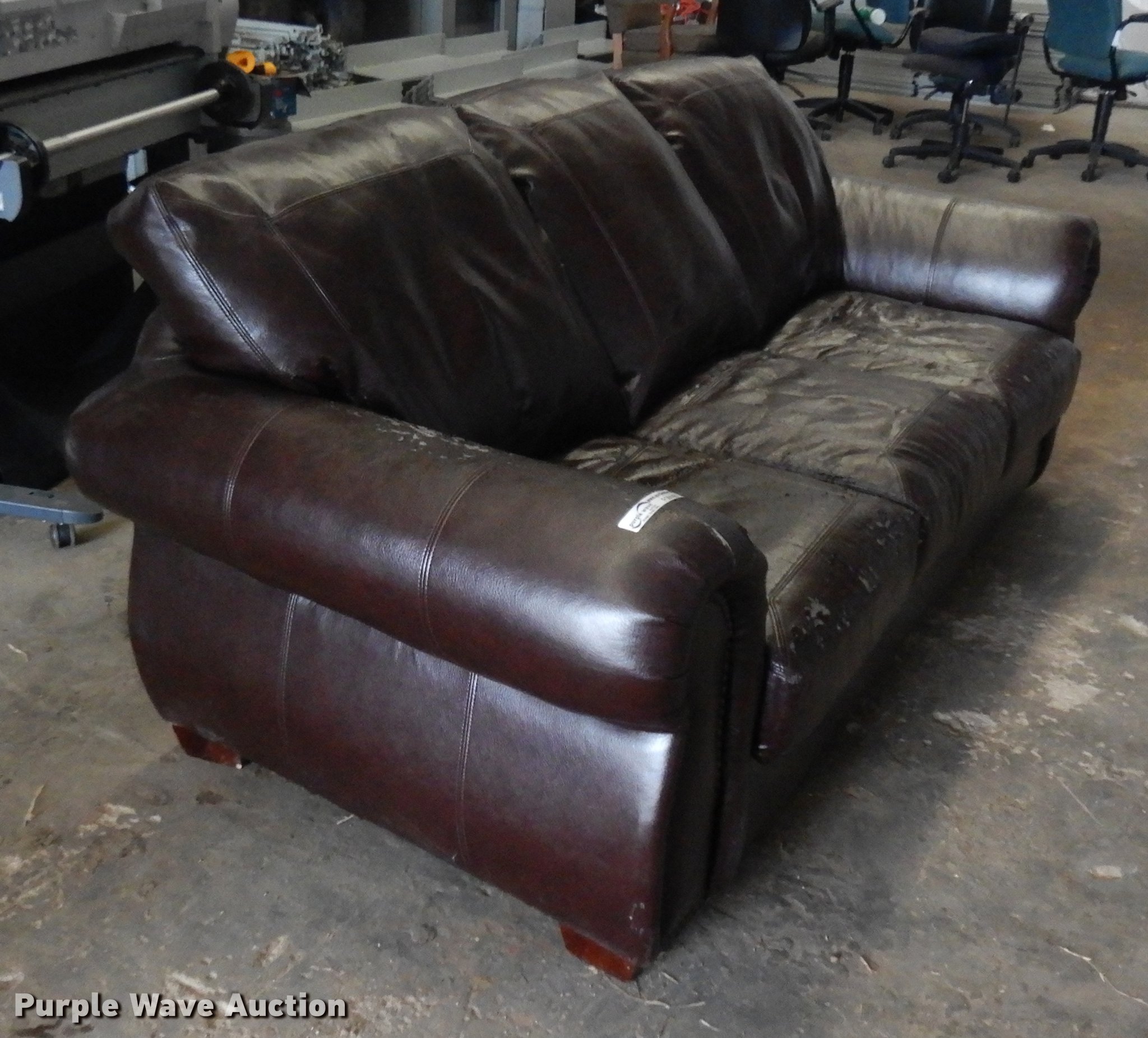 Leather couch in Oklahoma City, OK Item FQ9148 sold Purple Wave