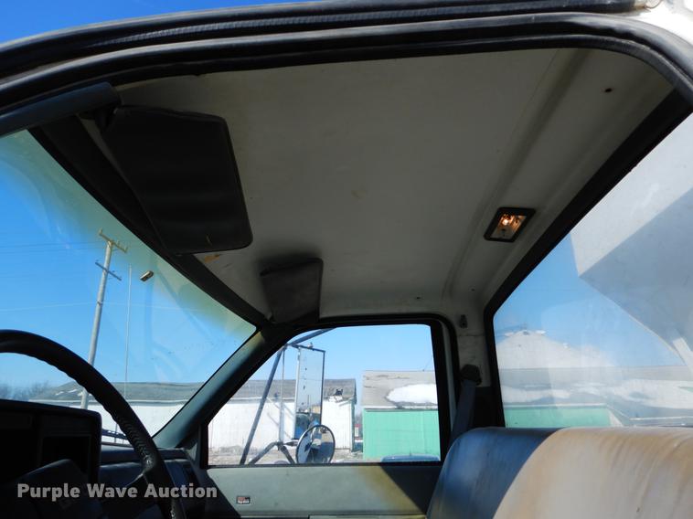 image for item DE5998 1990 GMC TopKick tender truck