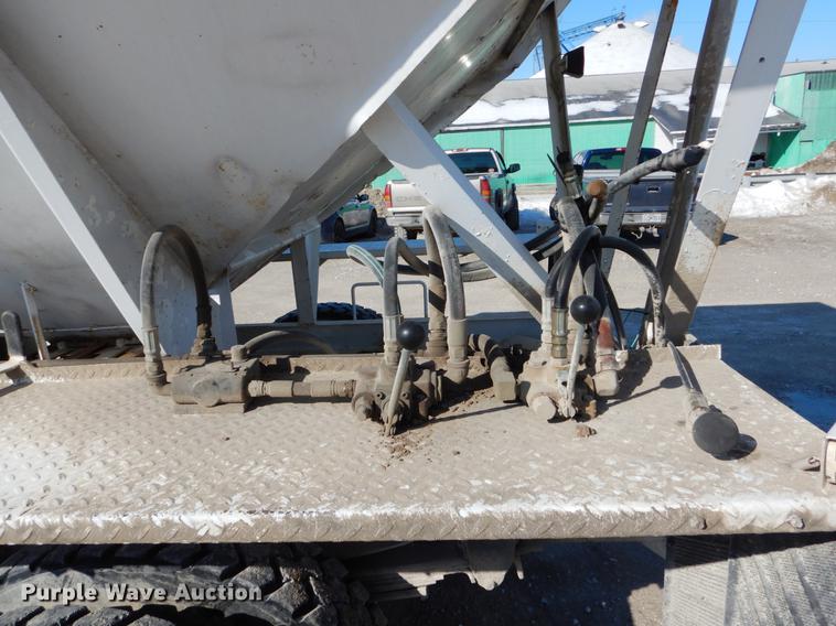 image for item DE5998 1990 GMC TopKick tender truck