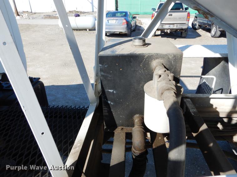 image for item DE5998 1990 GMC TopKick tender truck