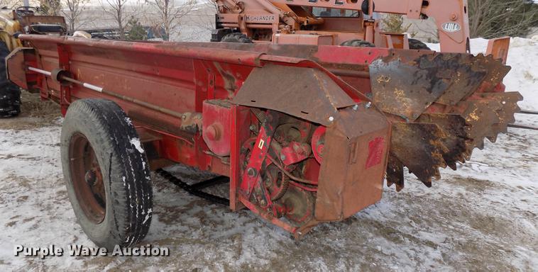 image for item DE7564 New Holland 518 manure spreader