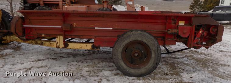 image for item DE7564 New Holland 518 manure spreader
