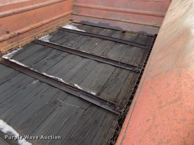 image for item DE7564 New Holland 518 manure spreader