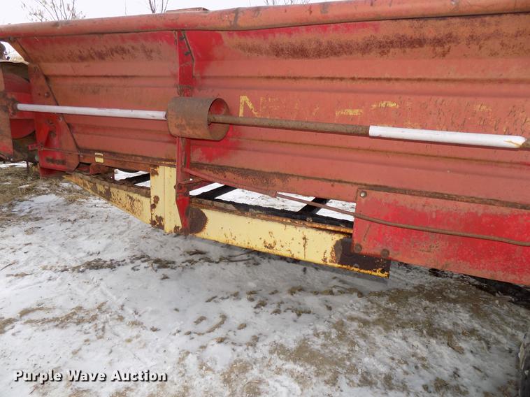 image for item DE7564 New Holland 518 manure spreader