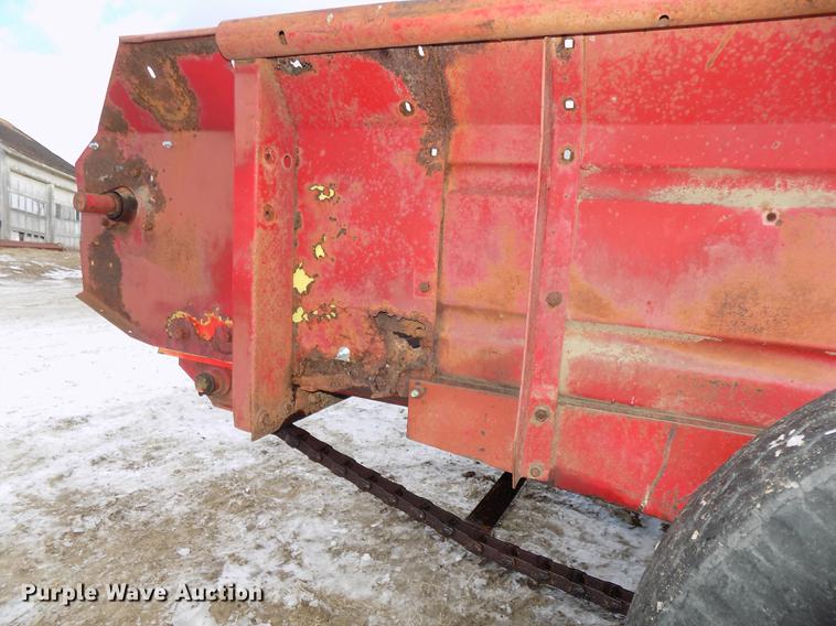 image for item DE7564 New Holland 518 manure spreader