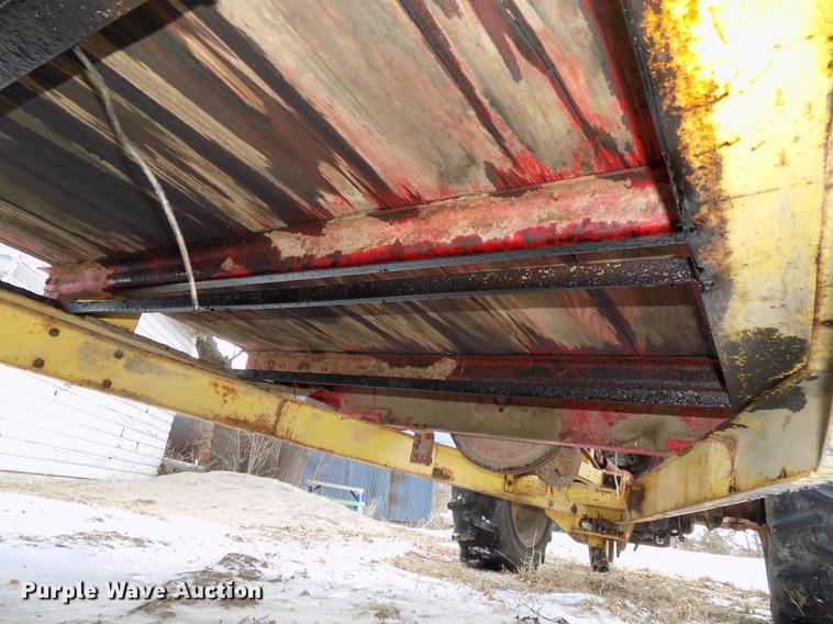 image for item DE7564 New Holland 518 manure spreader