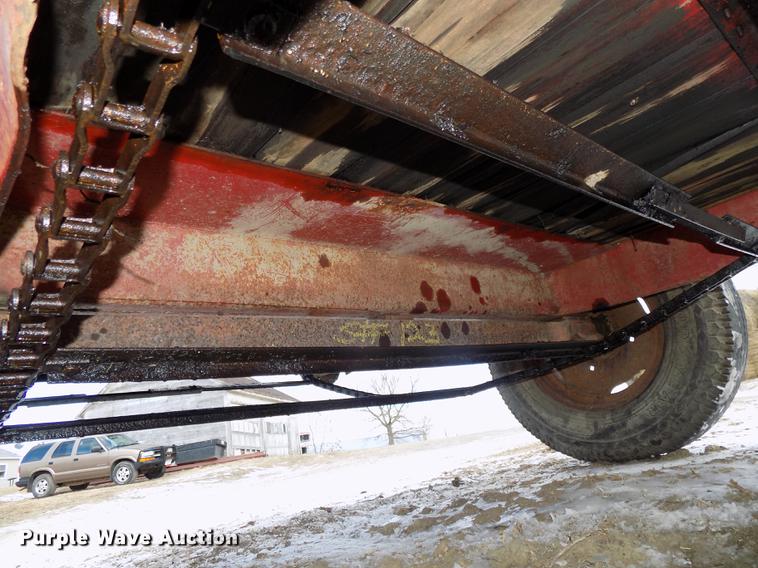 image for item DE7564 New Holland 518 manure spreader