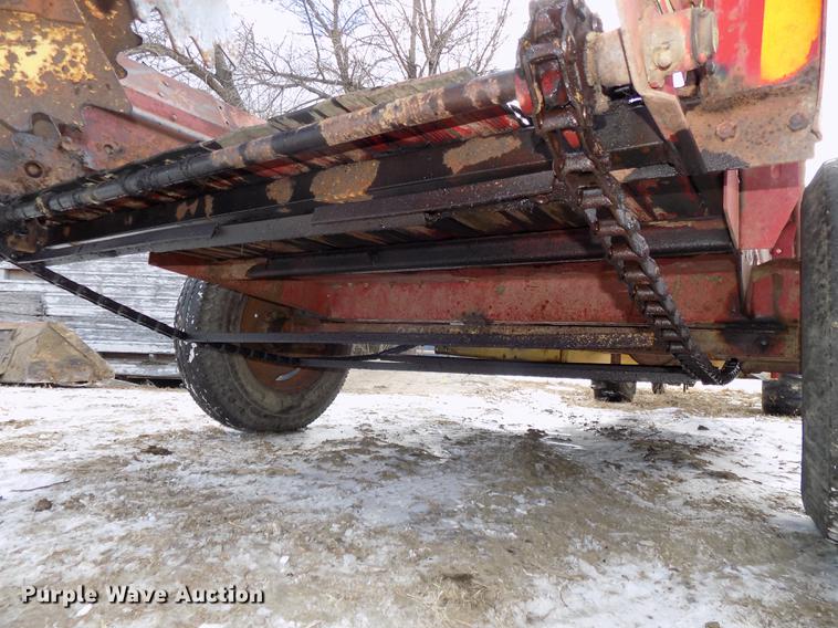 image for item DE7564 New Holland 518 manure spreader