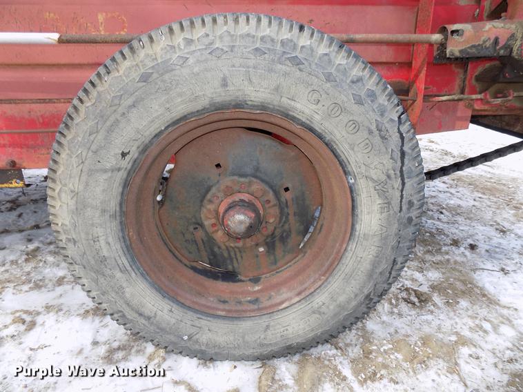 image for item DE7564 New Holland 518 manure spreader