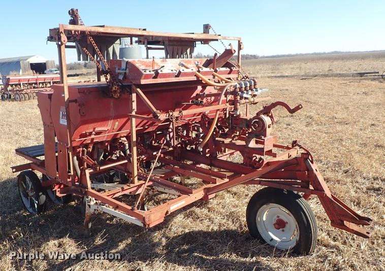 image for item EM9484 International 150 grain drill