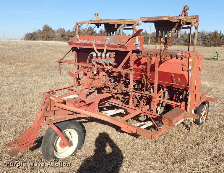 image for item EM9484 International 150 grain drill