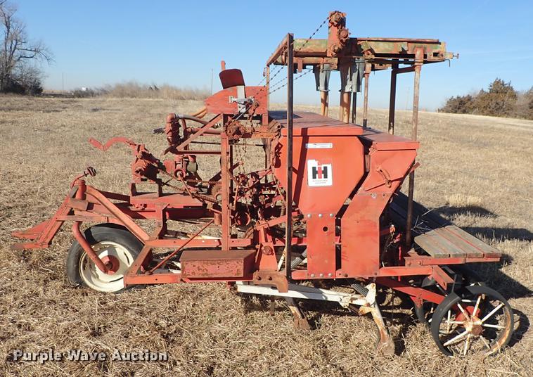 image for item EM9484 International 150 grain drill