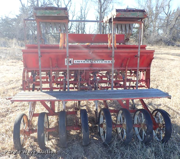 image for item EM9484 International 150 grain drill