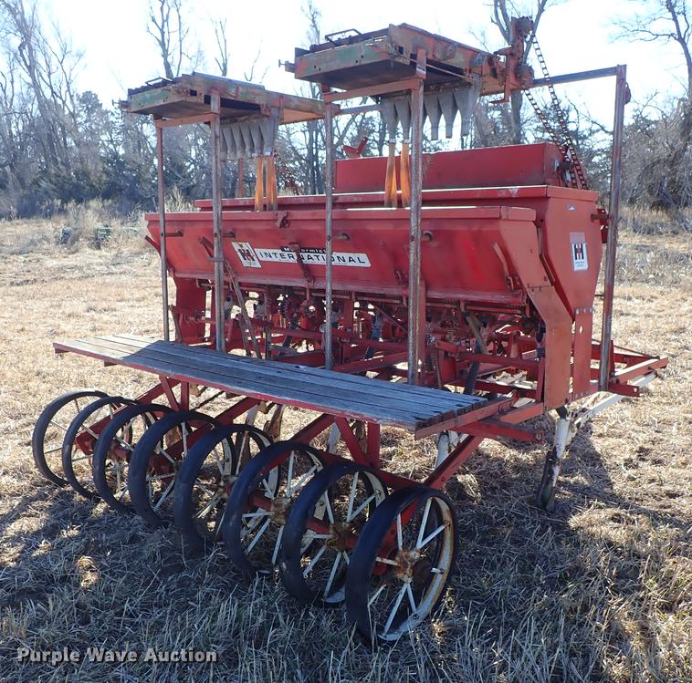 image for item EM9484 International 150 grain drill