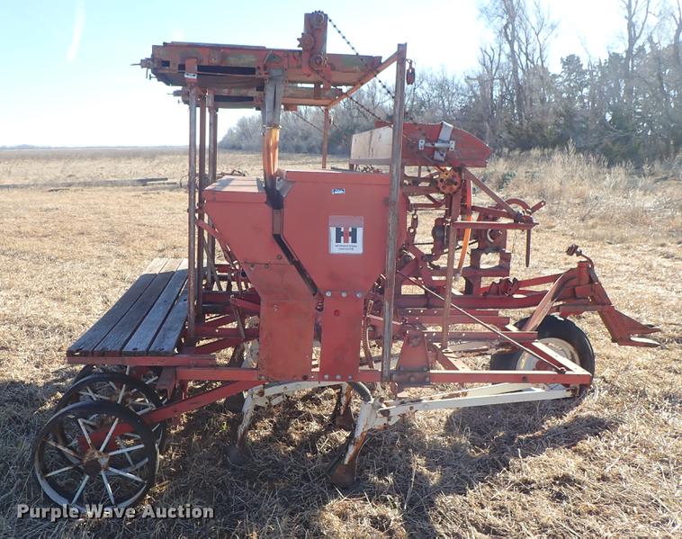 image for item EM9484 International 150 grain drill