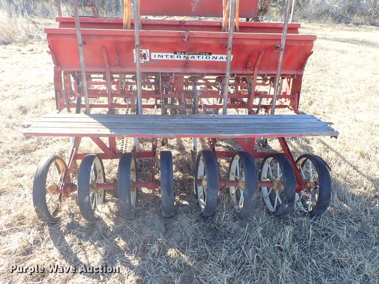 image for item EM9484 International 150 grain drill