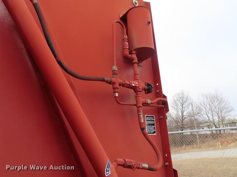 image for item L1497 1994 New Holland 660 round baler