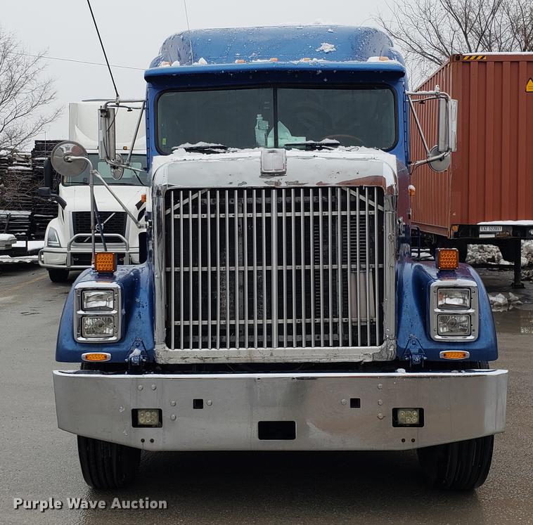image for item AN9460 1996 International 9200 semi truck