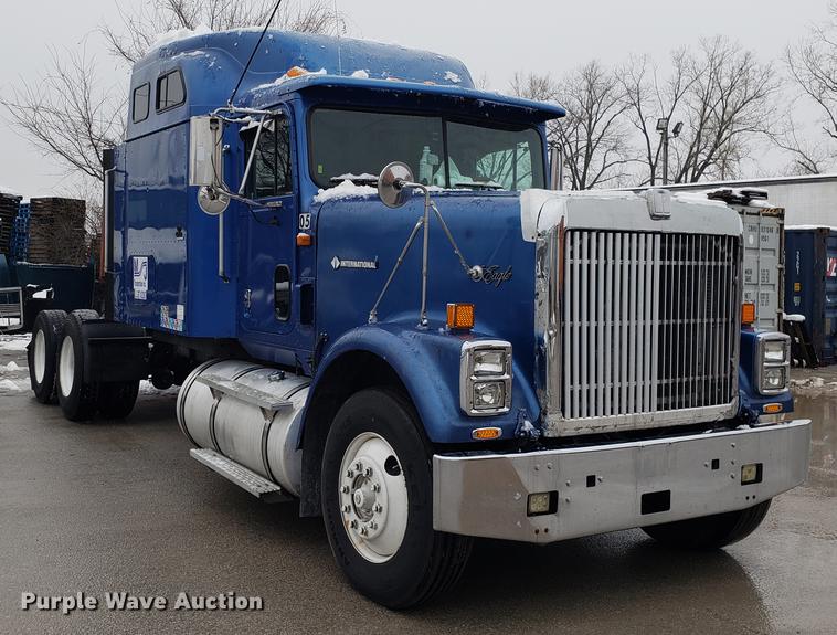 image for item AN9460 1996 International 9200 semi truck