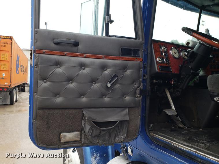 image for item AN9460 1996 International 9200 semi truck