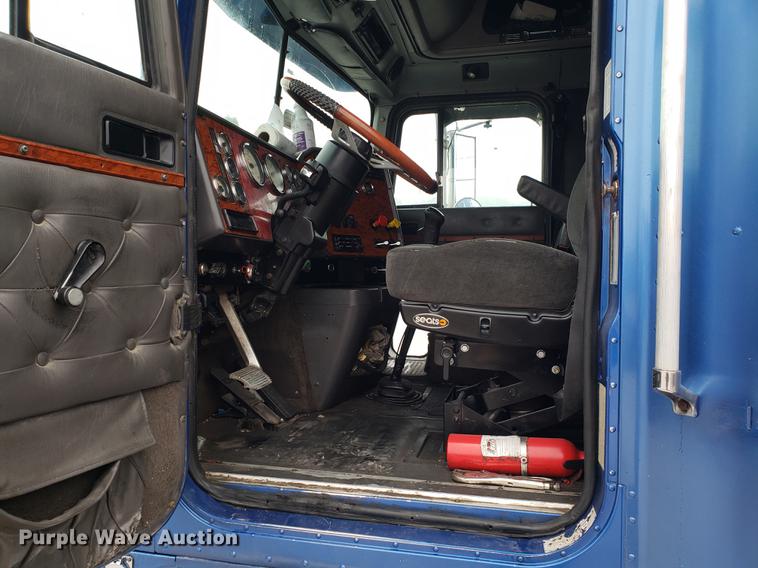 image for item AN9460 1996 International 9200 semi truck