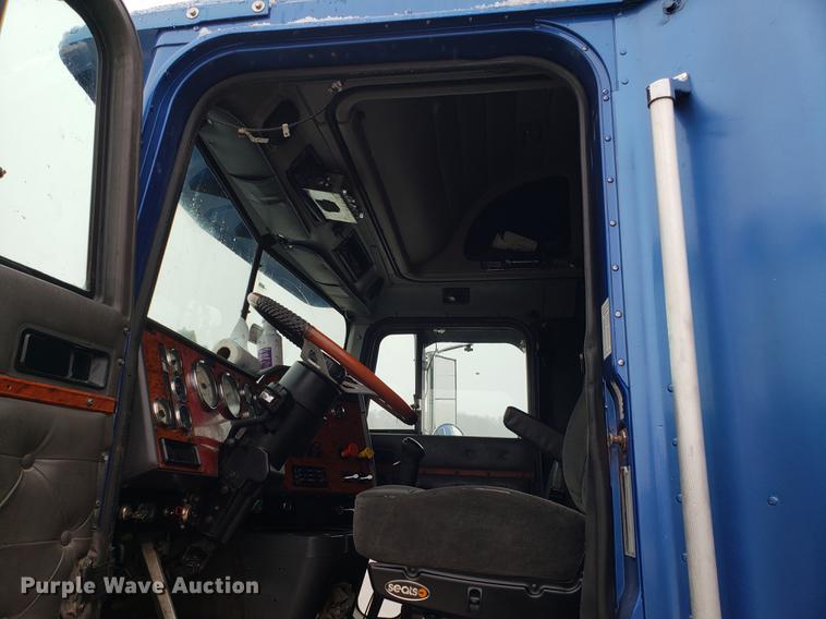 image for item AN9460 1996 International 9200 semi truck