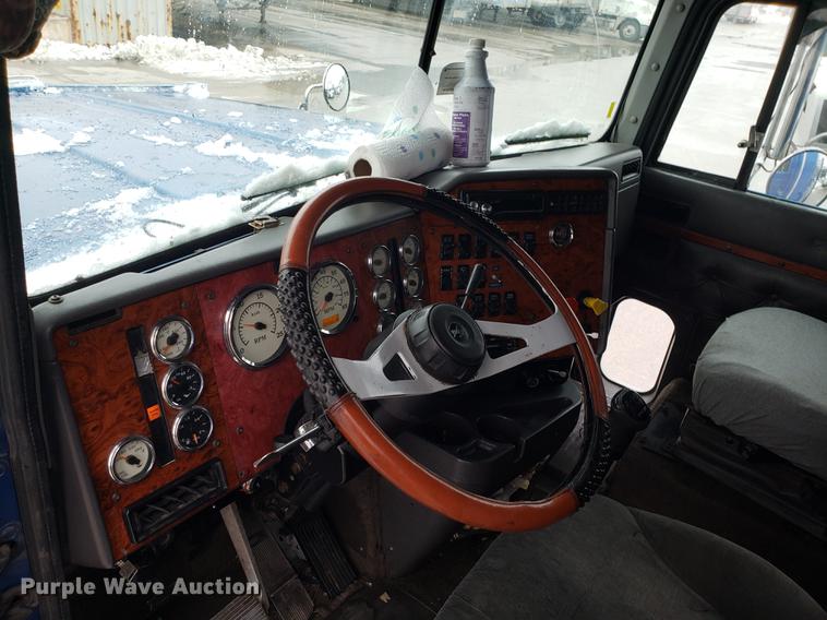 image for item AN9460 1996 International 9200 semi truck