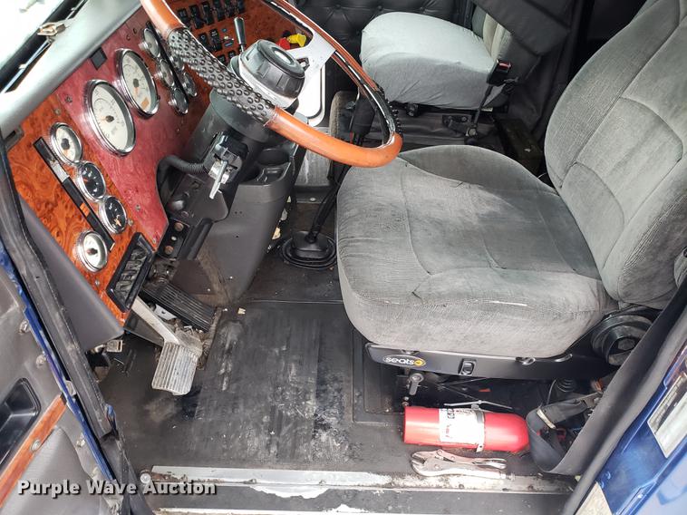 image for item AN9460 1996 International 9200 semi truck