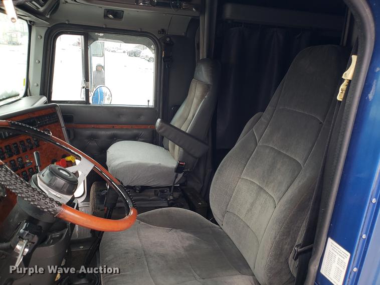 image for item AN9460 1996 International 9200 semi truck