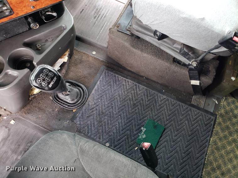 image for item AN9460 1996 International 9200 semi truck