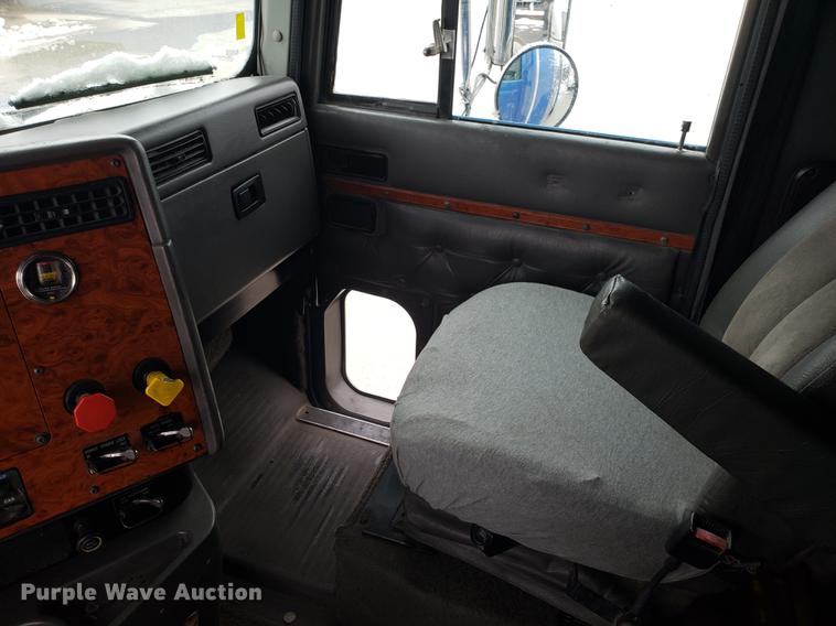 image for item AN9460 1996 International 9200 semi truck