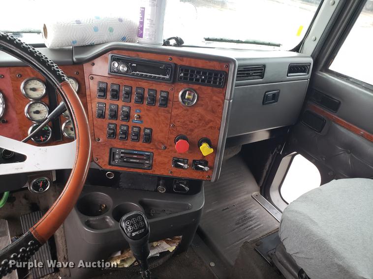 image for item AN9460 1996 International 9200 semi truck