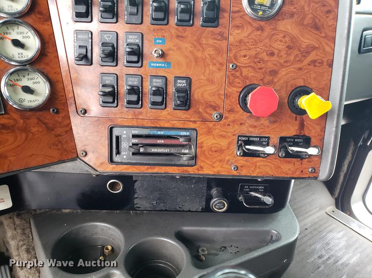 image for item AN9460 1996 International 9200 semi truck