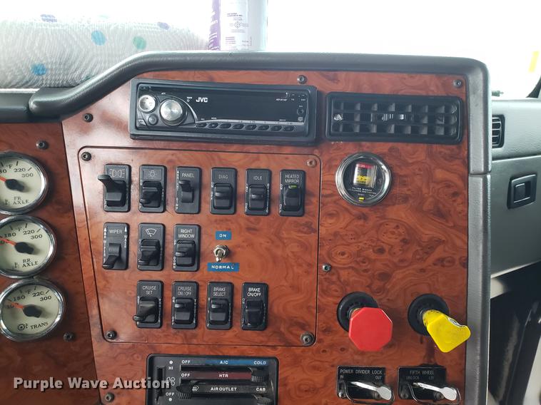 image for item AN9460 1996 International 9200 semi truck