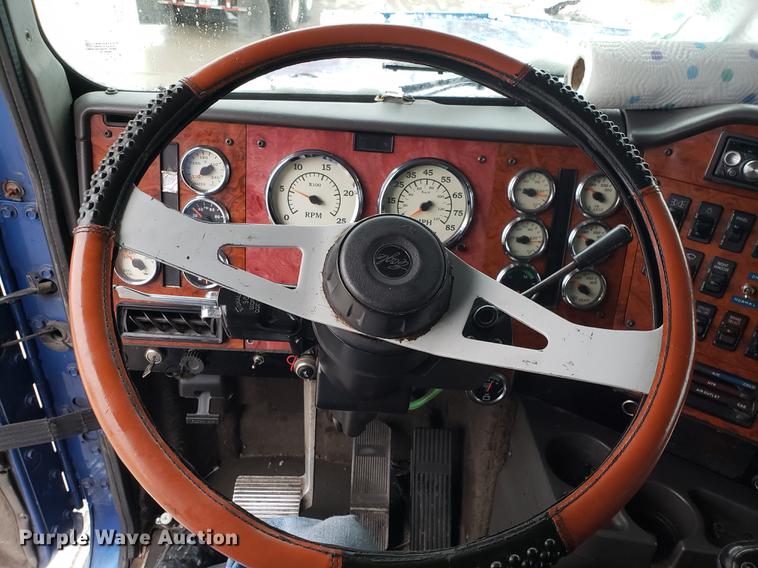 image for item AN9460 1996 International 9200 semi truck