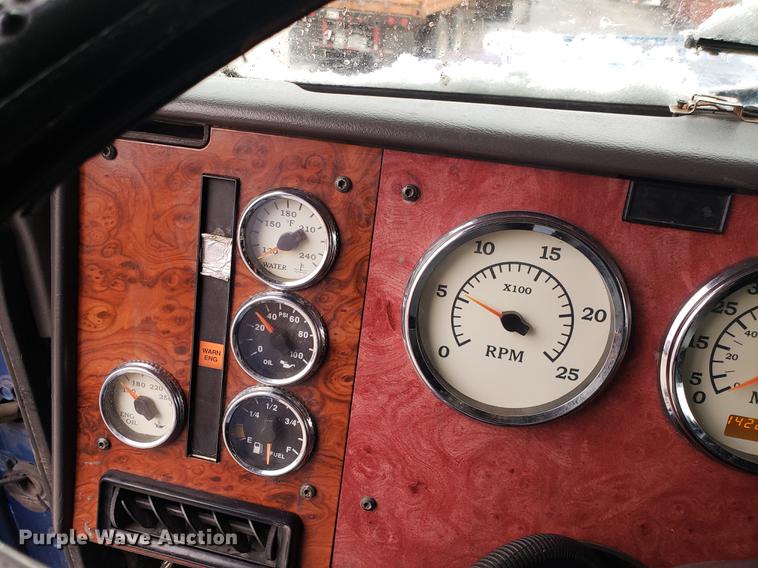 image for item AN9460 1996 International 9200 semi truck