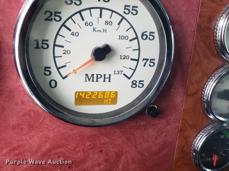 image for item AN9460 1996 International 9200 semi truck