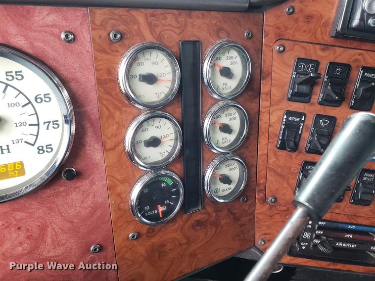 image for item AN9460 1996 International 9200 semi truck