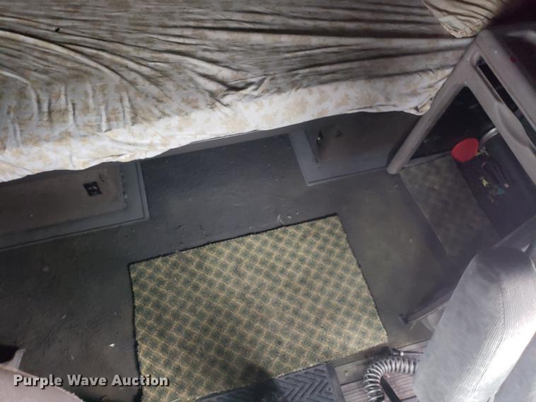 image for item AN9460 1996 International 9200 semi truck