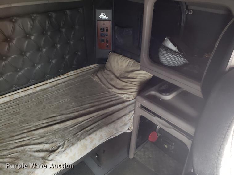 image for item AN9460 1996 International 9200 semi truck