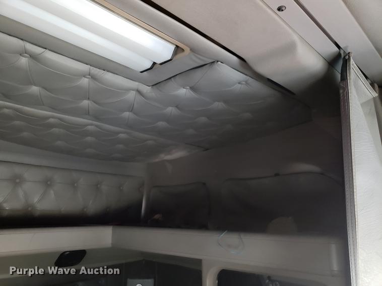 image for item AN9460 1996 International 9200 semi truck