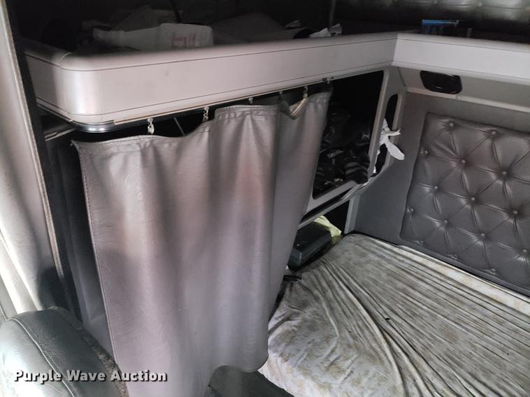 image for item AN9460 1996 International 9200 semi truck