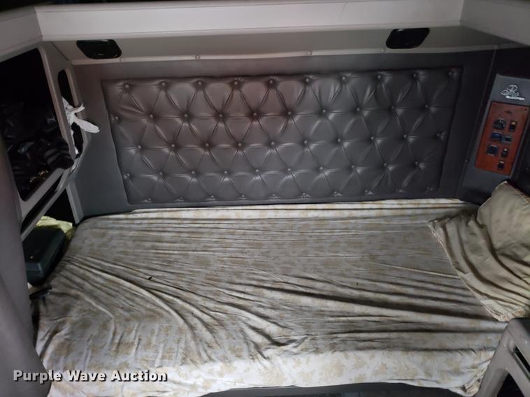 image for item AN9460 1996 International 9200 semi truck